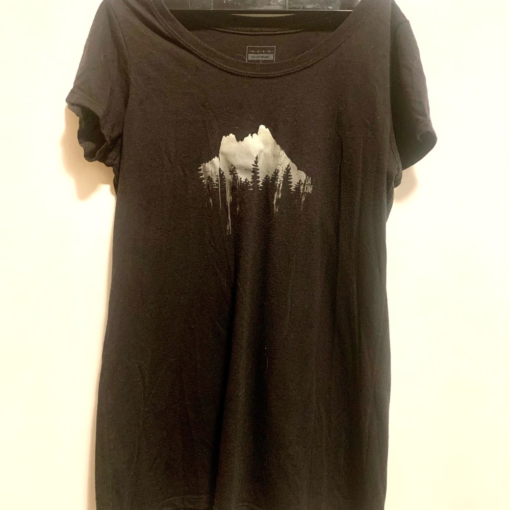 Woman’s small Dakine Black Tee with Mountain Graphic